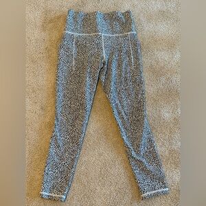 Athleta Black and White Patterned 7/8 Leggings w/pockets
Size XS